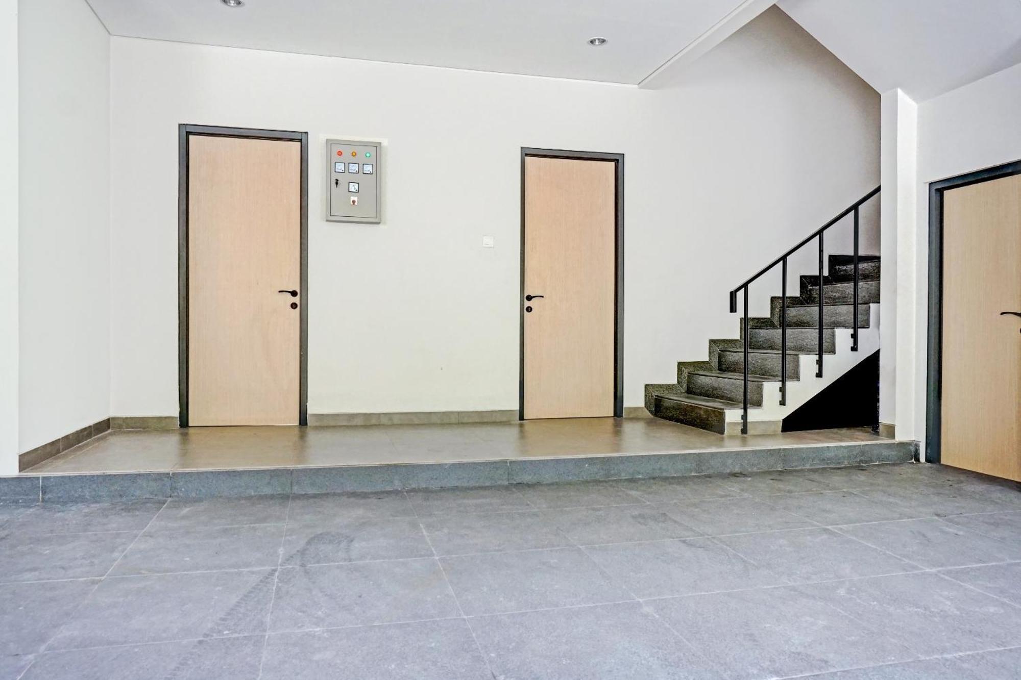 Super Oyo Capital O 90635 Tango Juliet Residence Джакарта Экстерьер фото
